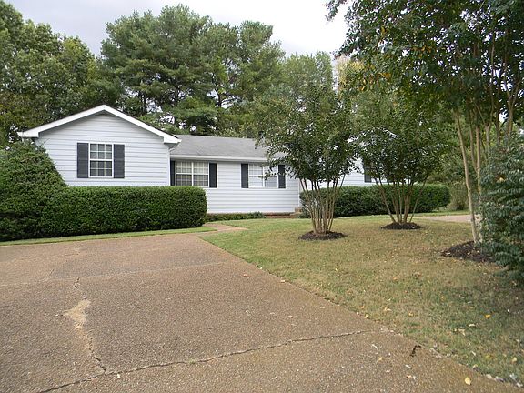 2nd image of 719 Castle Dr Unit B