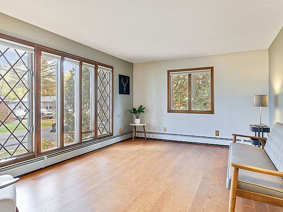 3rd image of 301 Warner Ave S