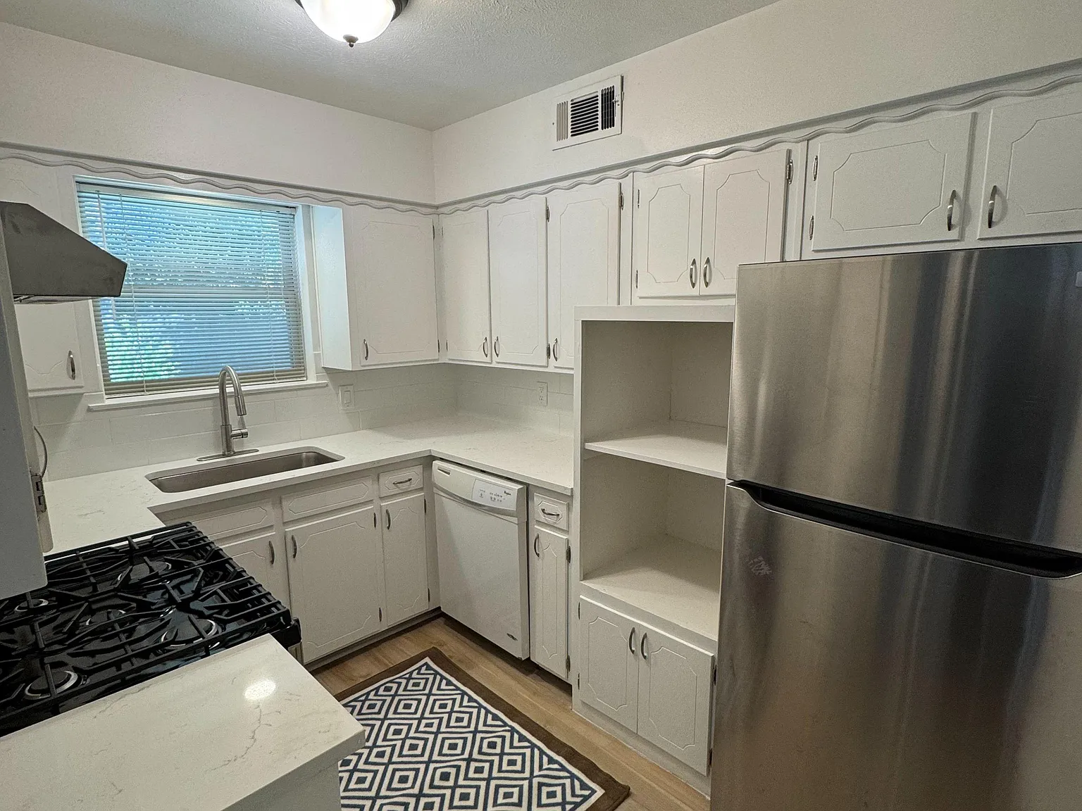 4 bed, 2.0 bath, 2300 sqft, $936 — Photo 2