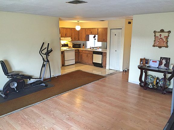 3rd image of 406 SW 75th Way