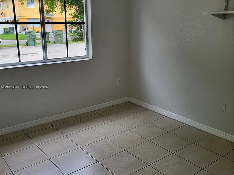 31 NE 13th Ave #5 — Photo 9