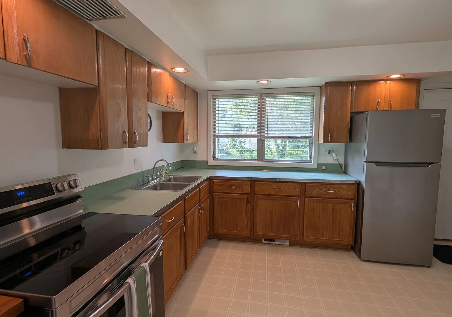 Charming 2-Bedroom Duplex with Hardwood Floors — Photo 4