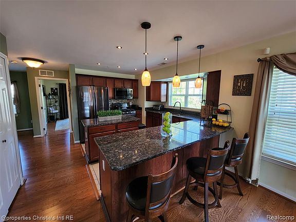 5th image of 135 Winder St