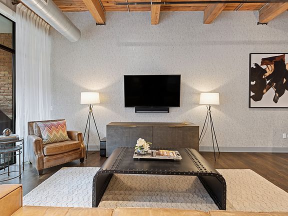 5th image of 676 N Kingsbury St #303