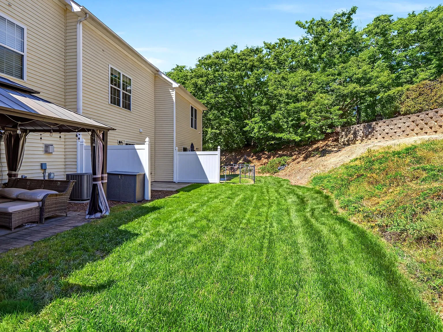 3 bed, 2.5 bath, 1598 sqft, $1,750 — Photo 2