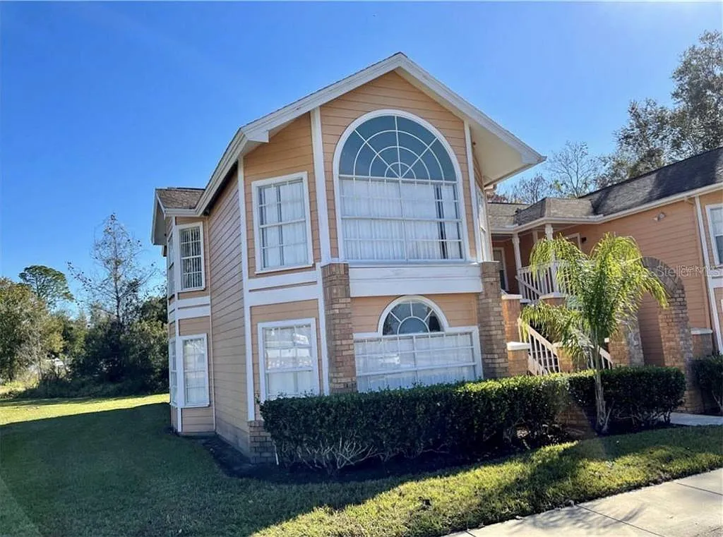 3 bed, 2.0 bath, 1220 sqft, $2,100 — Photo 2