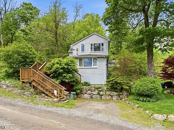 2nd image of 48 Goldfinch Ln