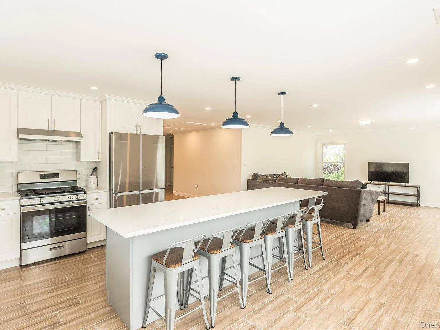 3 bed, 2.0 bath, 1800 sqft, $4,200 — Photo 1