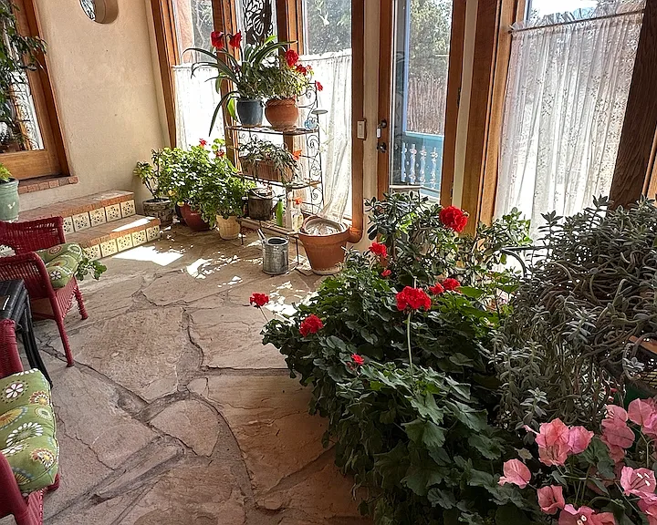 Passive solar sunroom,