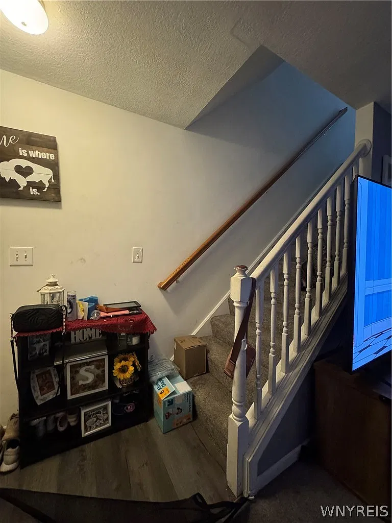 3 bed, 1.5 bath, 2404 sqft, $1,800 — Photo 2
