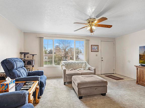 4th image of 328 E Avenue J
