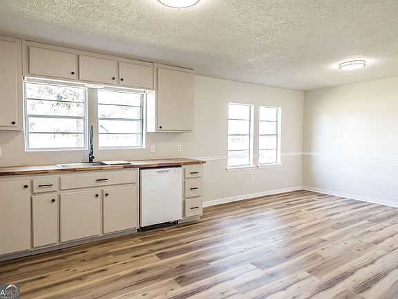 5th image of 4417 Railroad Ave
