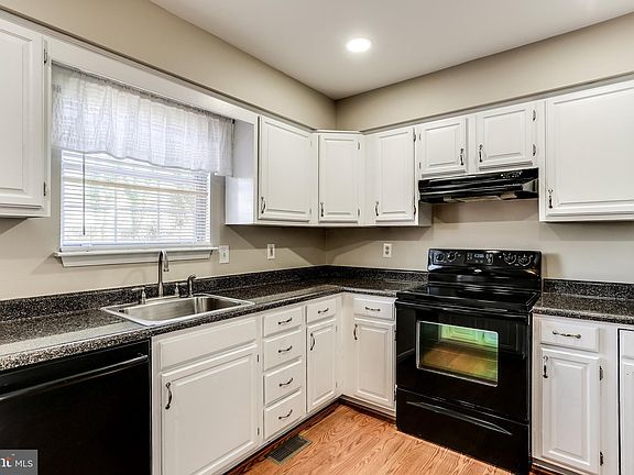 3rd image of 1457 Landis Cir