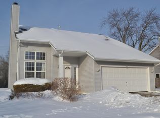900 E Stonewood Dr, Oak Creek, WI 53154