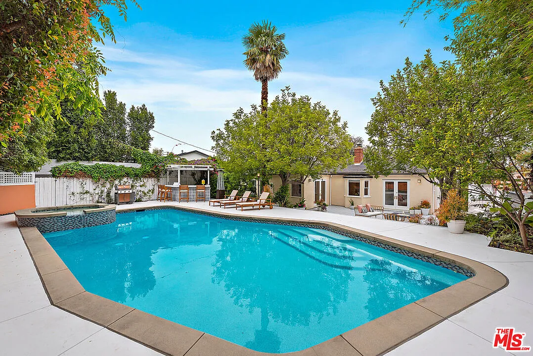 3 bed, 2.5 bath, 2012 sqft, $17,000 — Photo 1