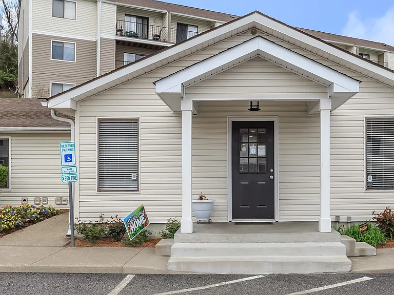 Hickory View Apartments — Photo 38