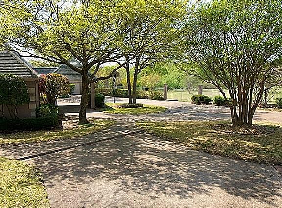 2nd image of 1409 Armstrong Dr