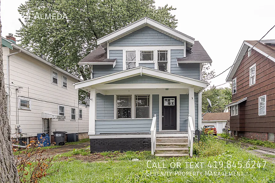Summer Is Calling! Spacious 4-Bedroom Home In Toledo! — Photo 1