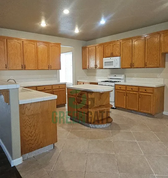 571 Zurich Dr — Photo 20