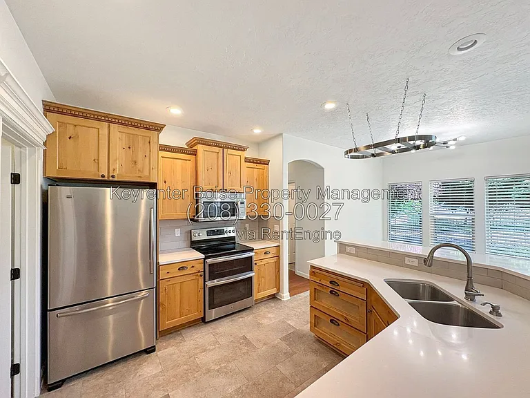650 E Whitney Ct — Photo 6