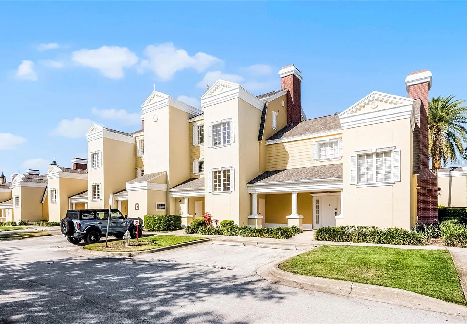 1 bed, 1.0 bath, 823 sqft, $1,900 — Photo 2