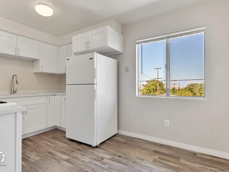224 E St — Photo 11