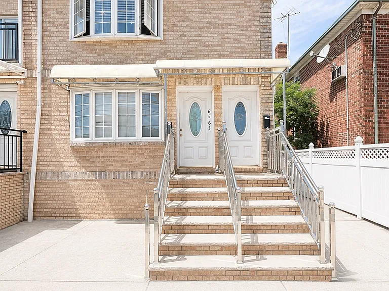 Hull Ave — Photo 1
