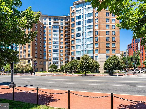 3rd image of 555 Massachusetts Ave NW APT 1417