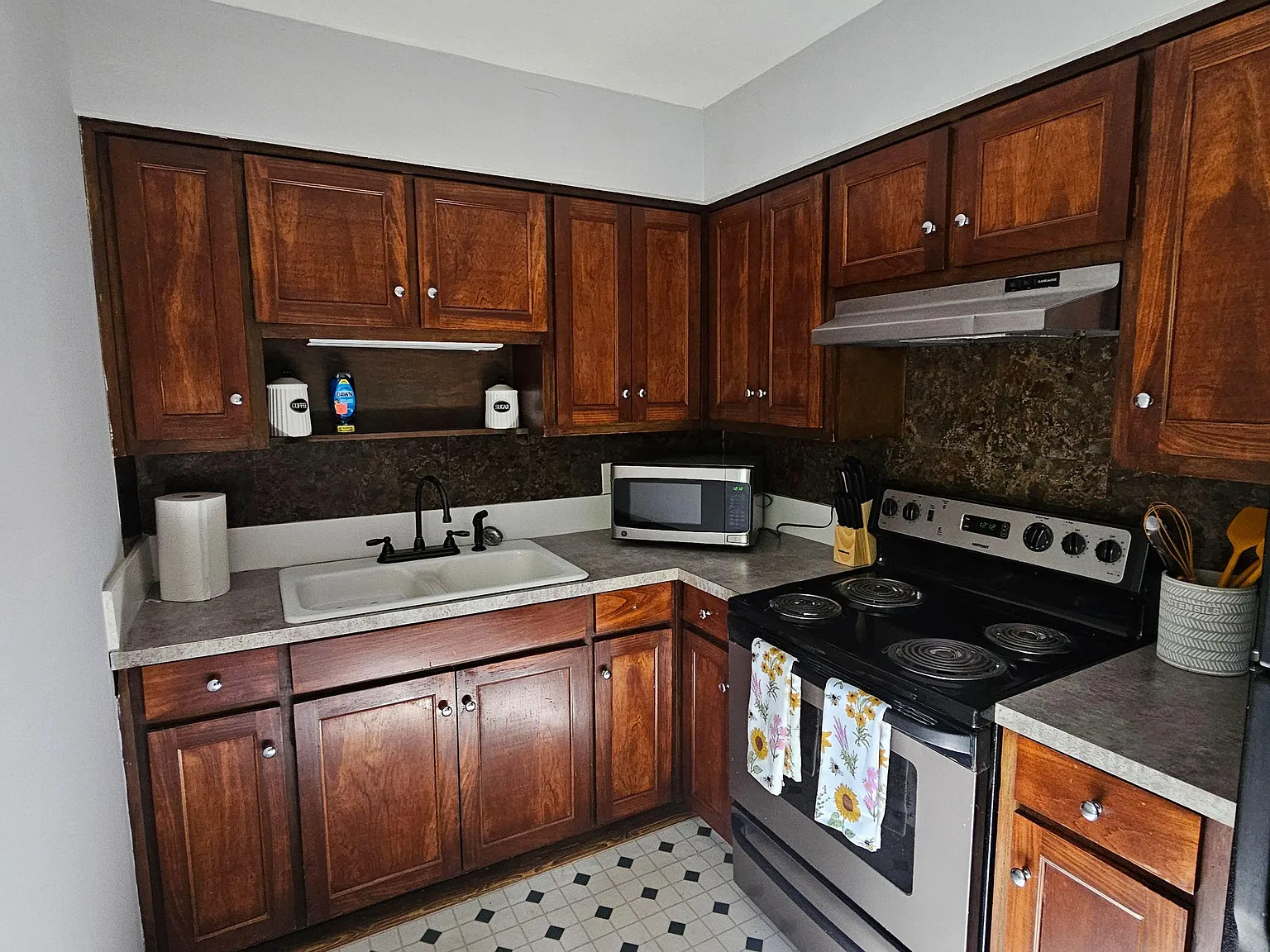 3 bed, 2.0 bath, 1500 sqft, $888 — Photo 3
