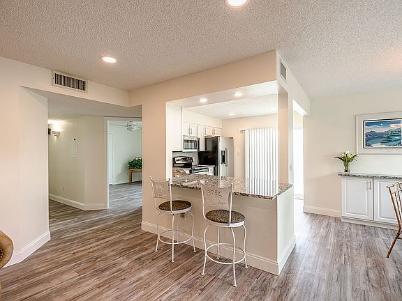 3rd image of 1924 Westminster Cir #10-1