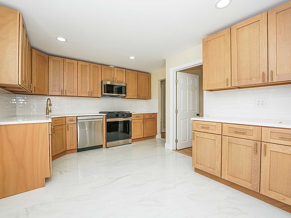 5th image of 69 Ross Ave Floor 1