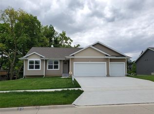 2115 Shady Grove Rd SW, Cedar Rapids, IA 52404