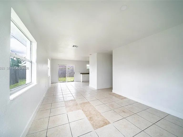 705 NW 13th Ter — Photo 3