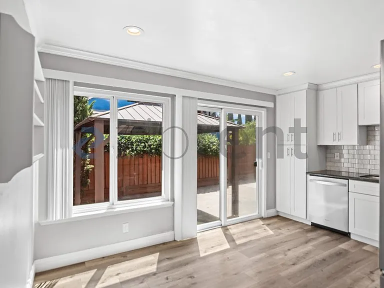 1427 Flickinger Ave — Photo 8