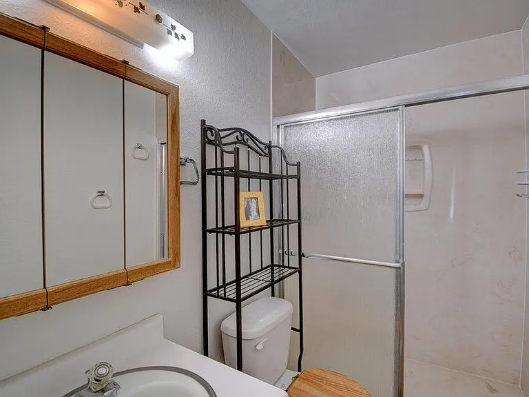 931 Country Club Dr SE #J — Photo 8
