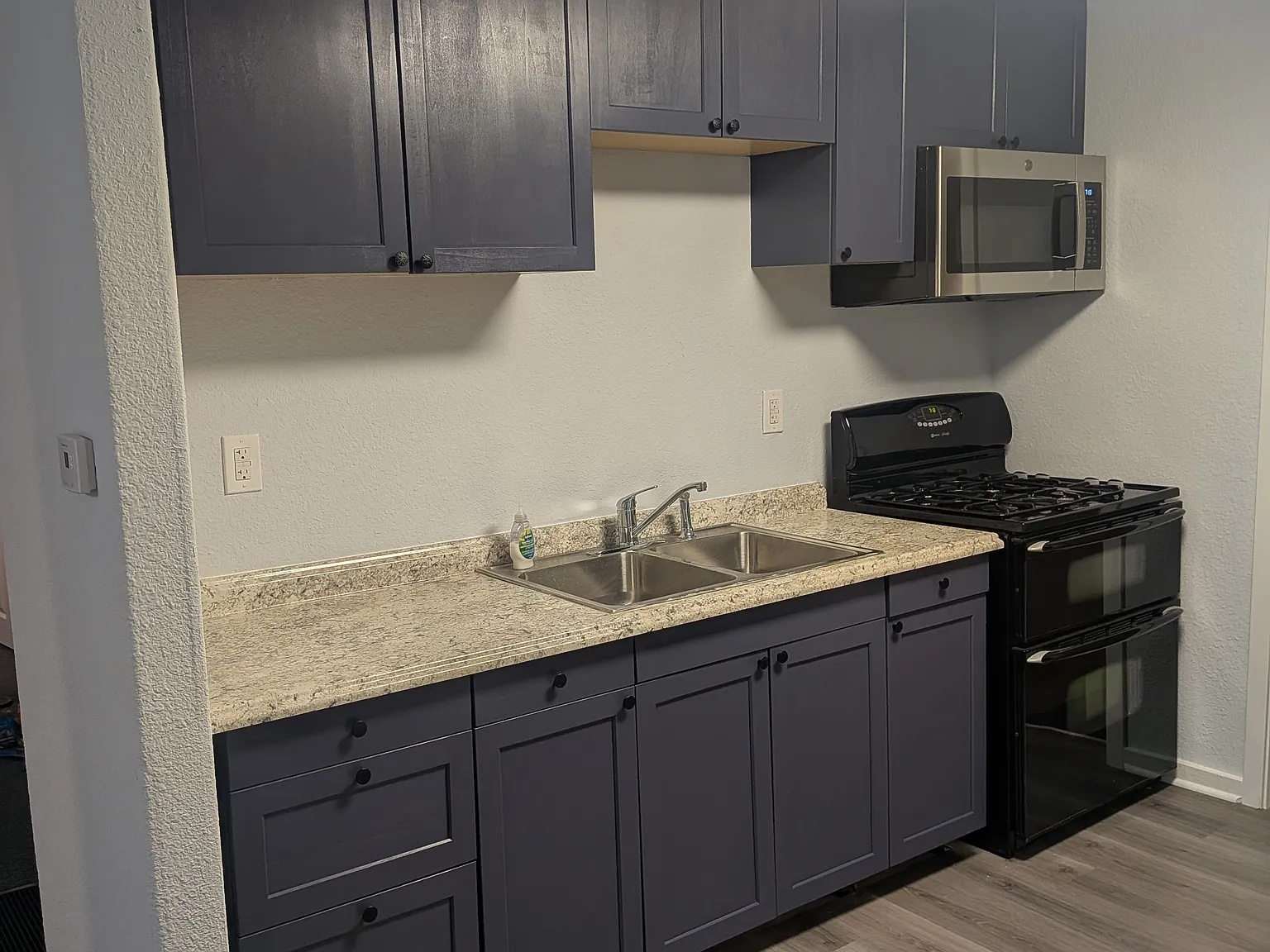 3 bed, 1005 sqft, $1,590 — Photo 3