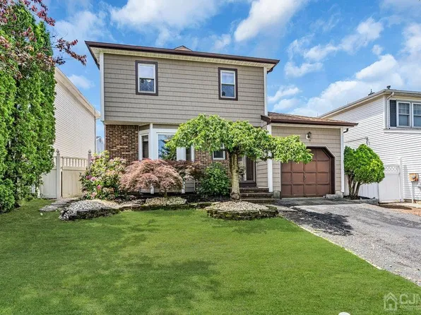 18 Senna Dr, Parlin, NJ 08859