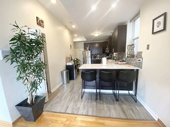 4th image of 1425 N Wood St APT 3A