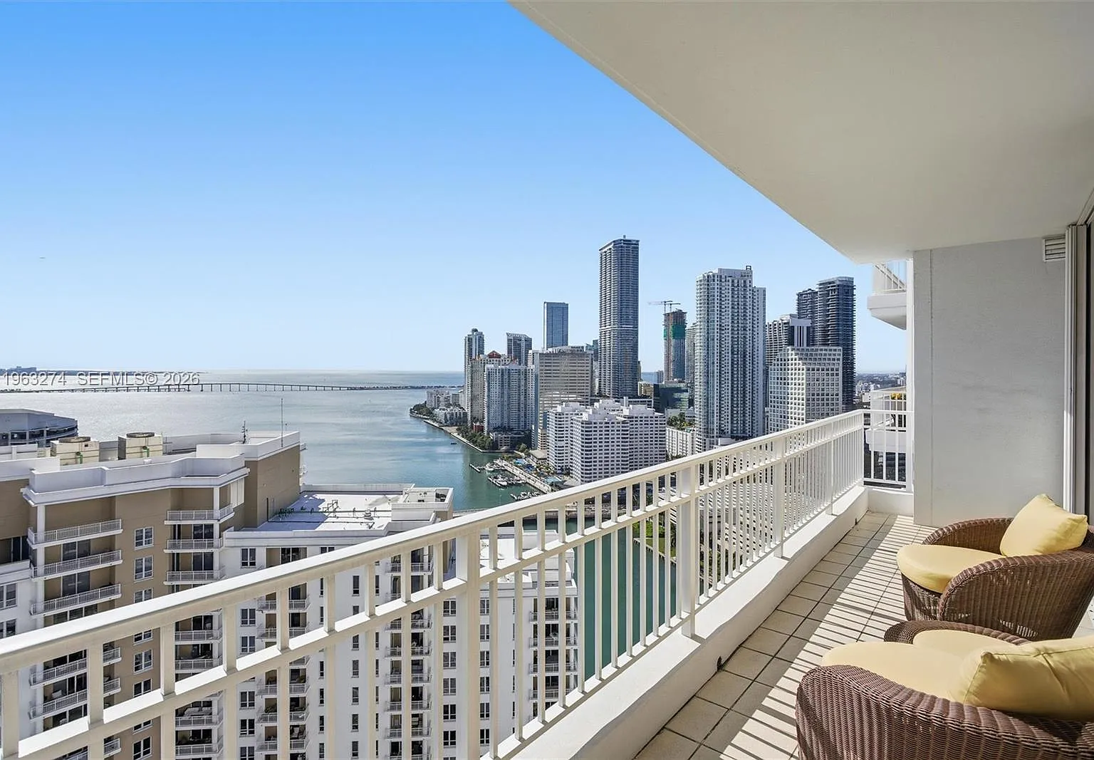 Courts Brickell Key Condo — Photo 1