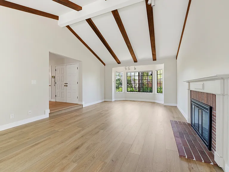 450 Marion Ave — Photo 9