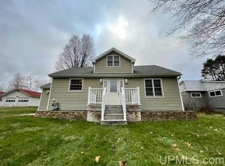 1634 W Hanson St, Iron River, MI 49935
