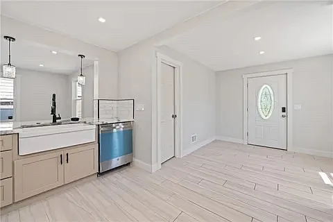 2944 Lake Ave — Photo 5