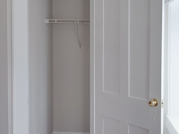 3rd image of 922 S 6th St APT 3