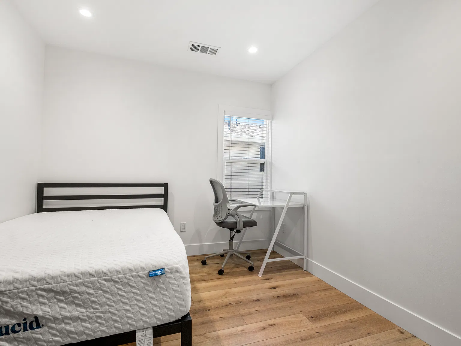 4 bed, 850 sqft, $1,500 — Photo 2