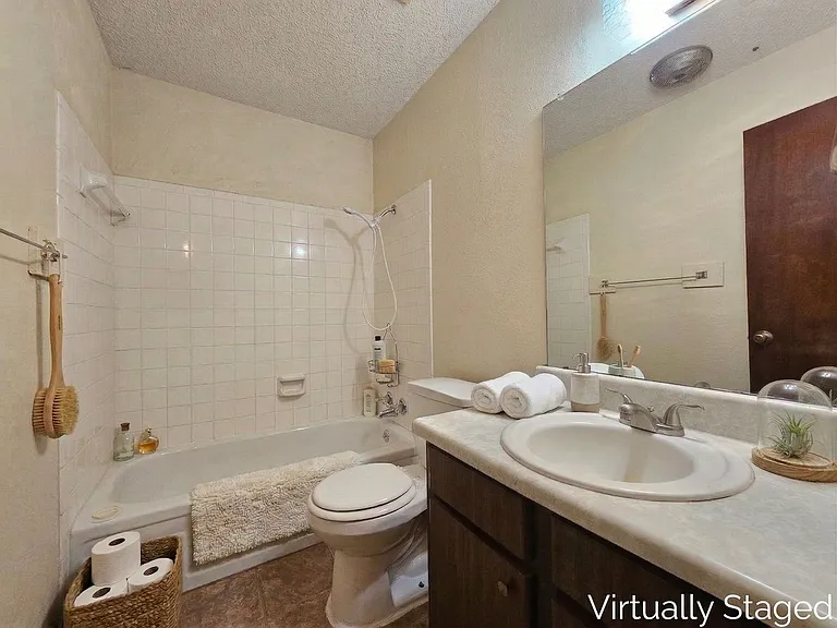 206 W Mockingbird Ln #D — Photo 16