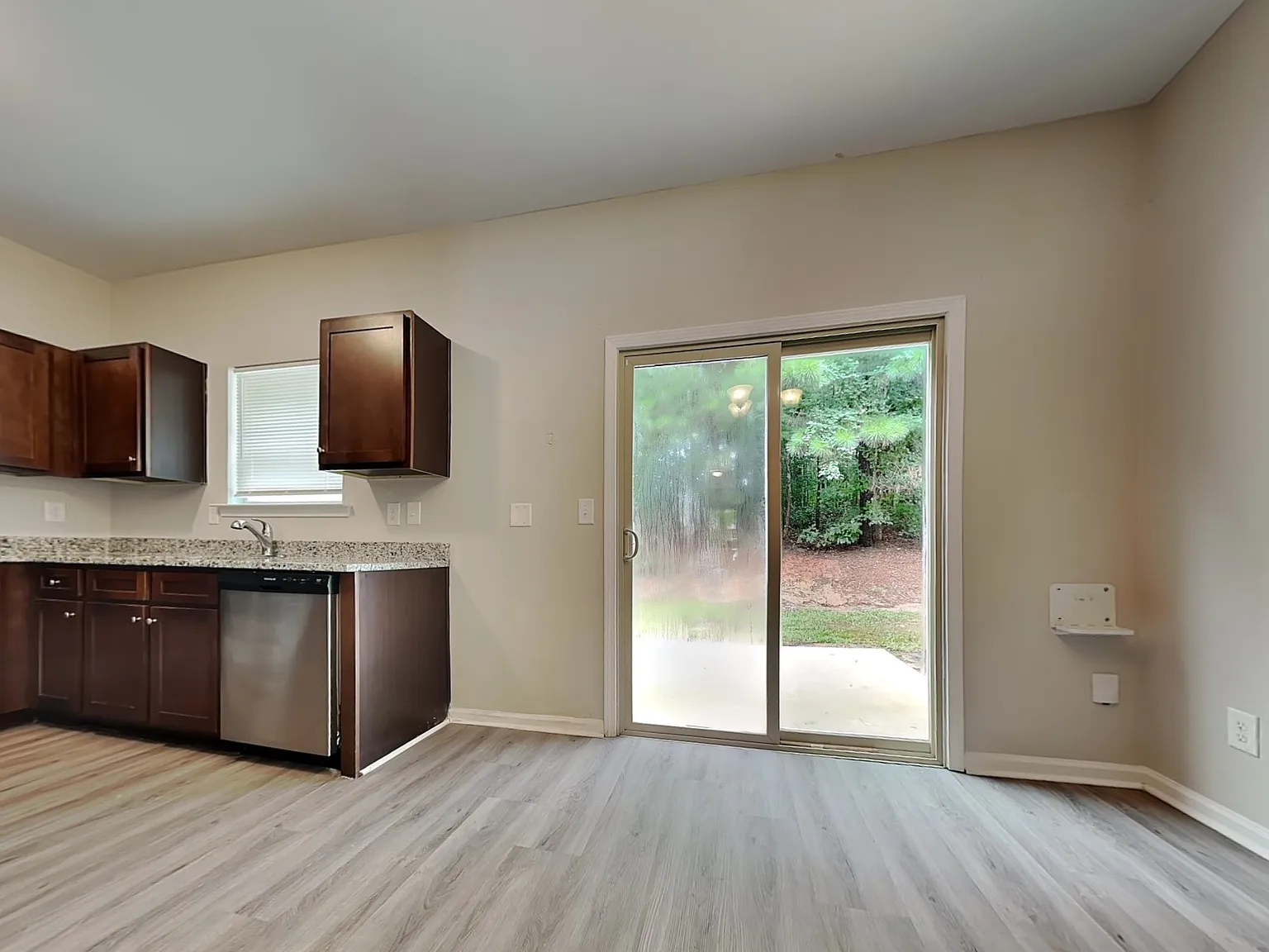 3 bed, 2.5 bath, 1454 sqft, $1,695 — Photo 4