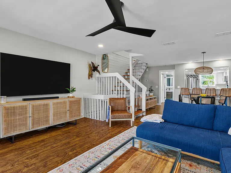 209 Myra St — Photo 16