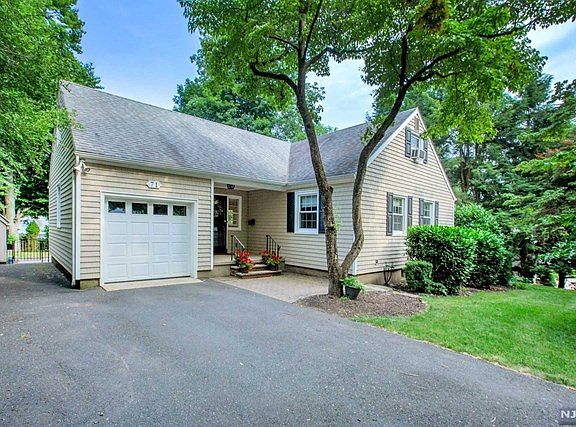 3rd image of 71 Herring St
