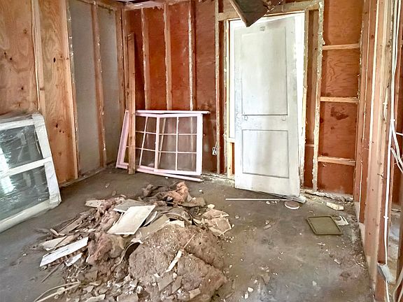 5th image of 111 Carver Dr