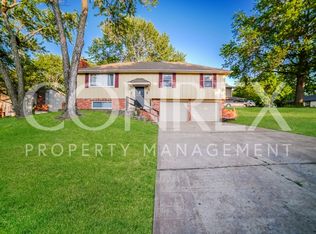 405 NE Colonial Ct, Lees Summit, MO 64064
